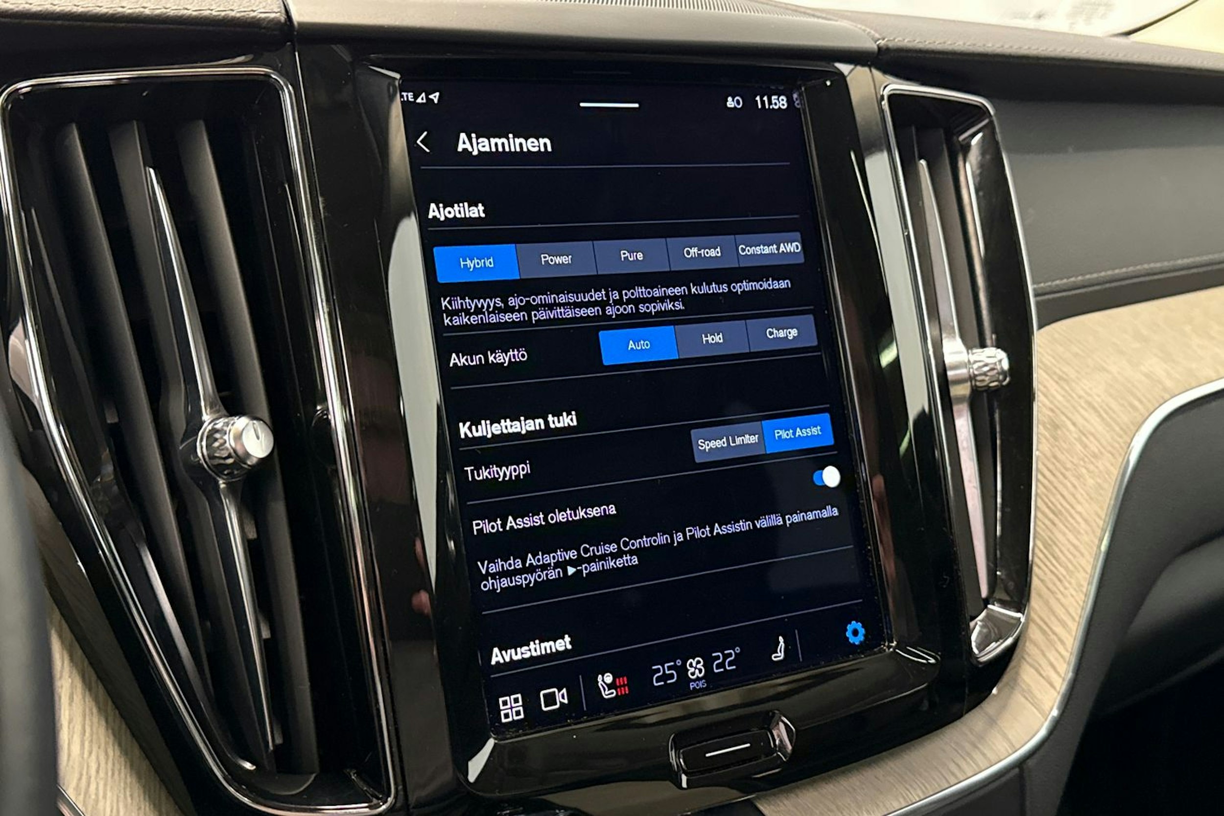 valkoinen Volvo XC60 2022 kuva 23.