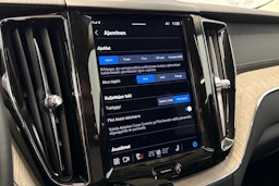 valkoinen Volvo XC60 2022 kuva 23.