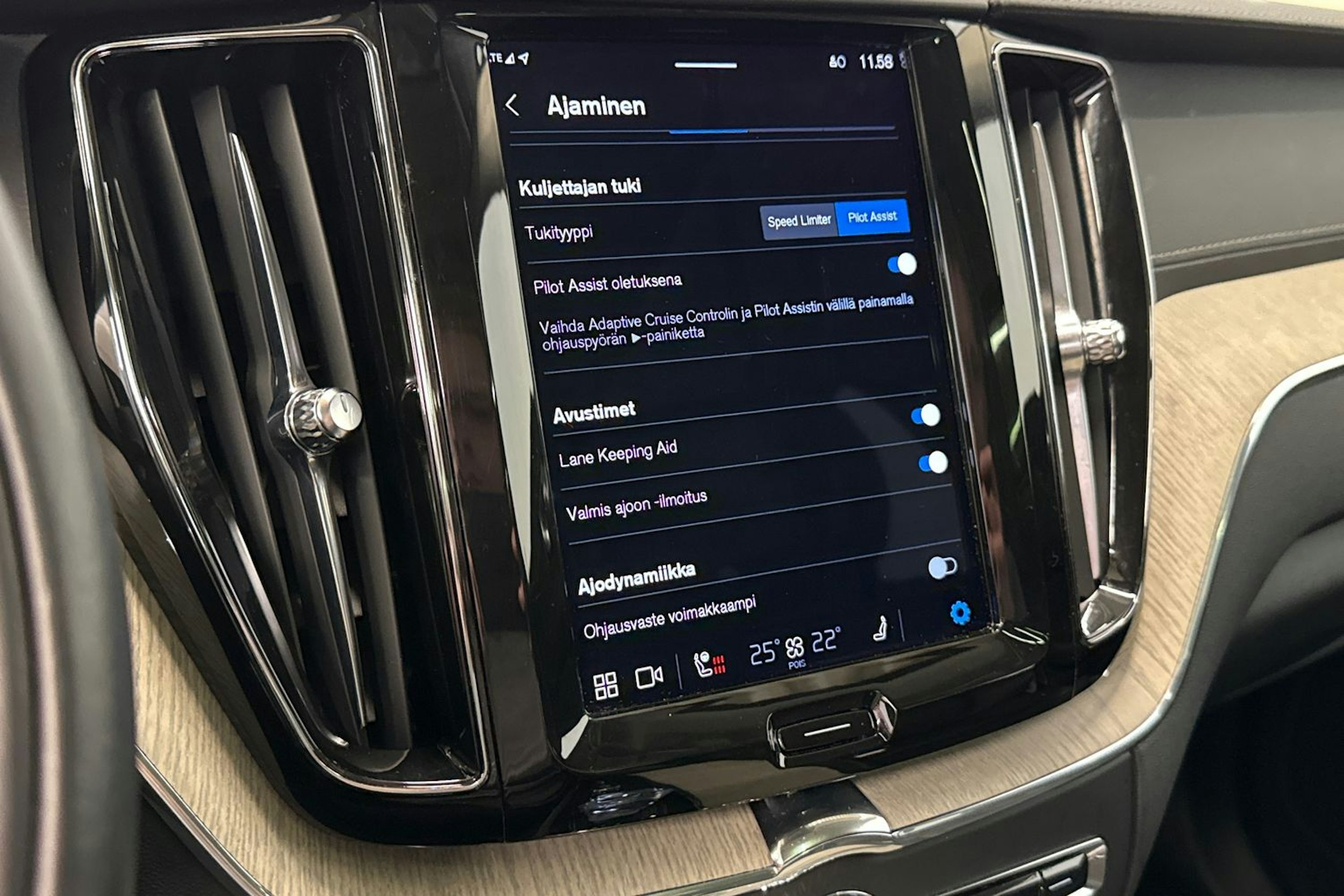 valkoinen Volvo XC60 2022 kuva 24.