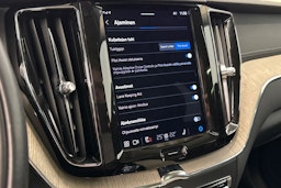 valkoinen Volvo XC60 2022 kuva 24.
