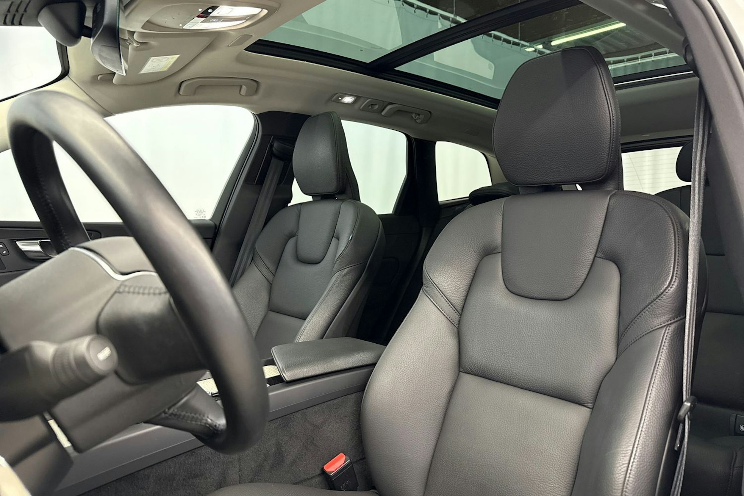 valkoinen Volvo XC60 2022 kuva 25.
