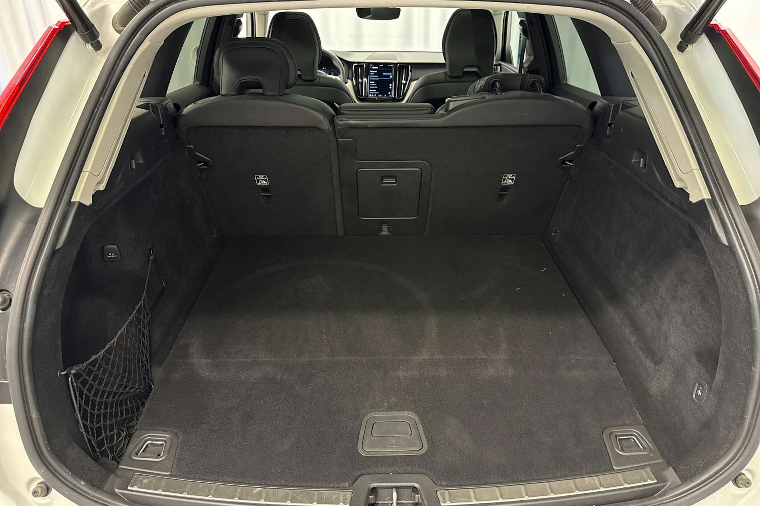 valkoinen Volvo XC60 2022 kuva 28.