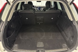 valkoinen Volvo XC60 2022 kuva 28.