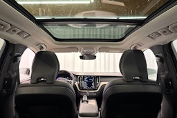valkoinen Volvo XC60 2022 kuva 30.
