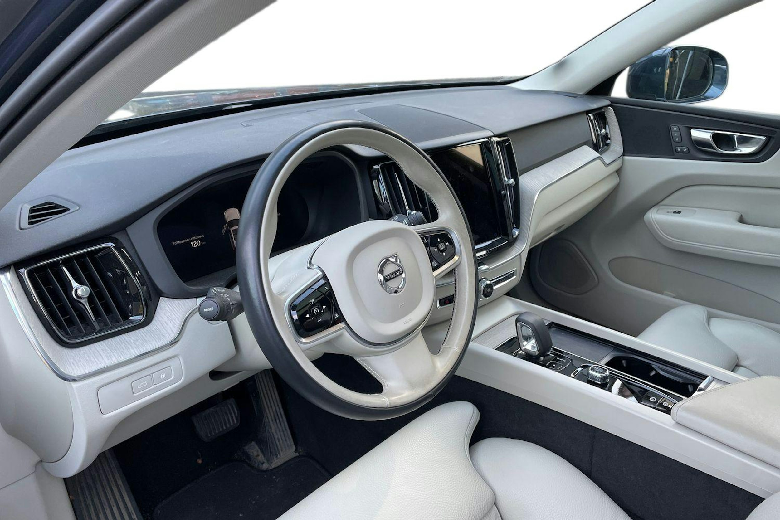 sininen Volvo XC60 2022 kuva 3.