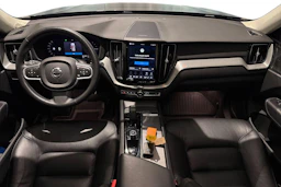 musta Volvo XC60 2023 kuva 7.