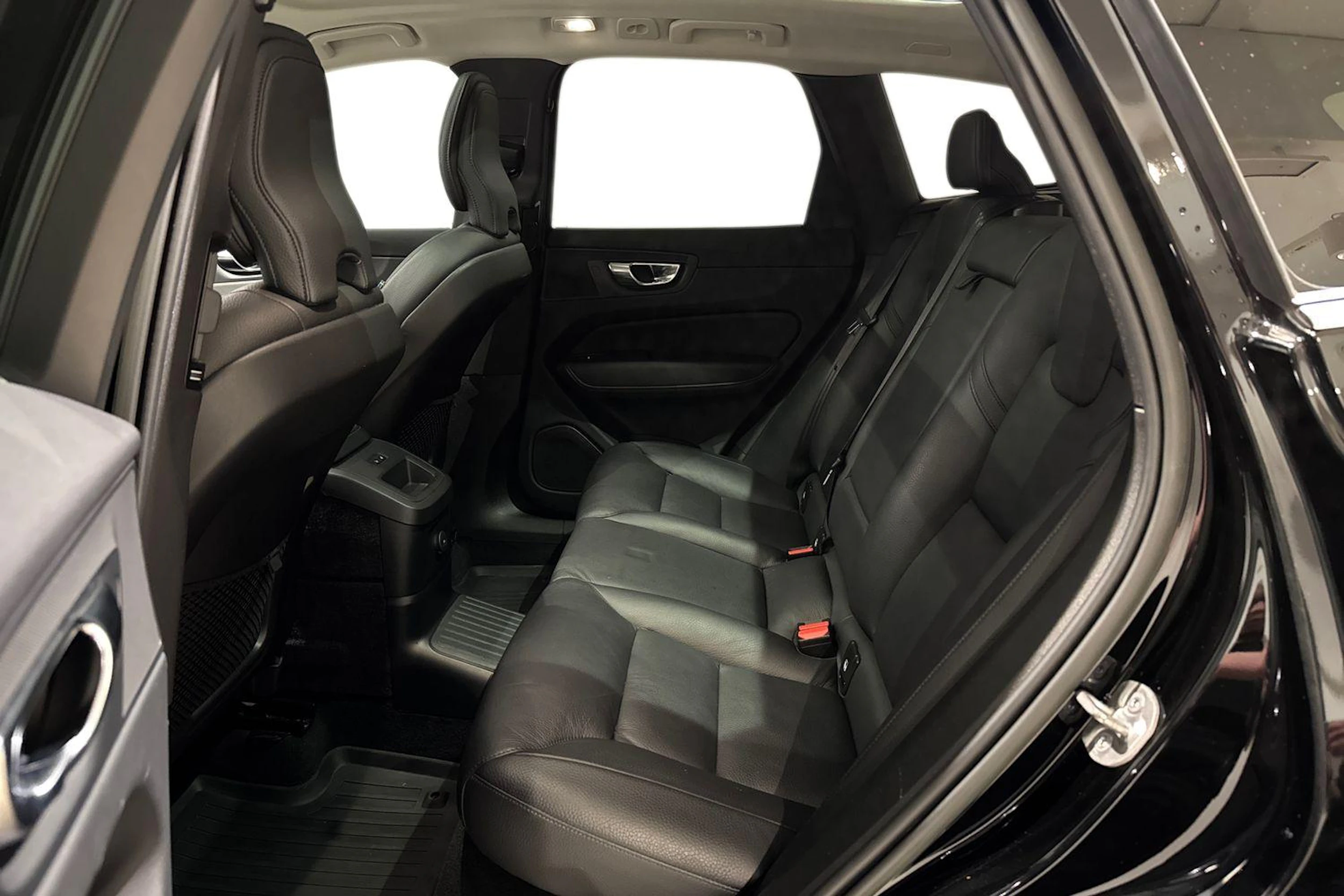 musta Volvo XC60 2023 kuva 8.
