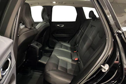 musta Volvo XC60 2023 kuva 8.