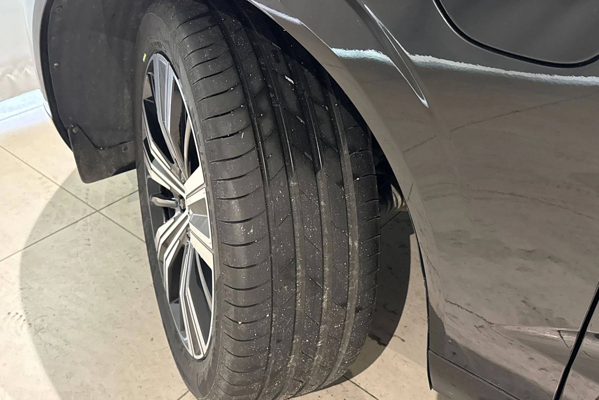 musta Volvo XC60 2023 kuva 10.