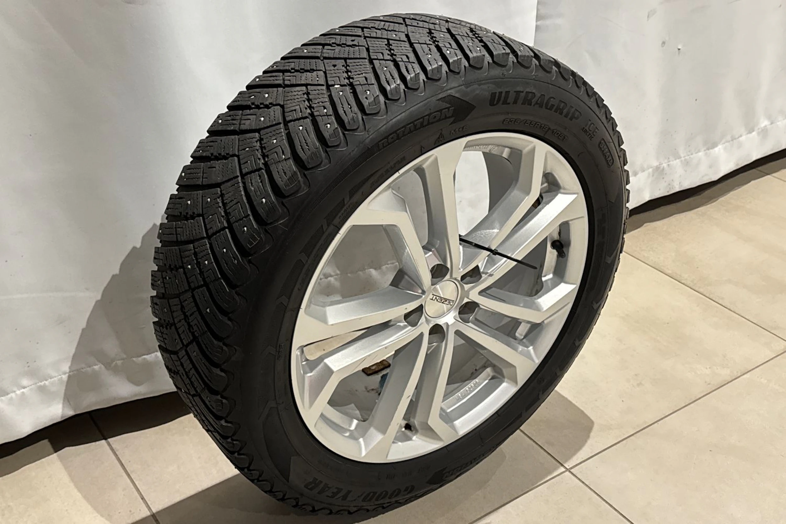 musta Volvo XC60 2023 kuva 11.