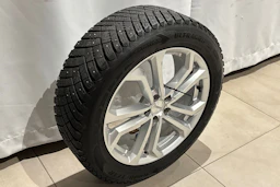 musta Volvo XC60 2023 kuva 11.