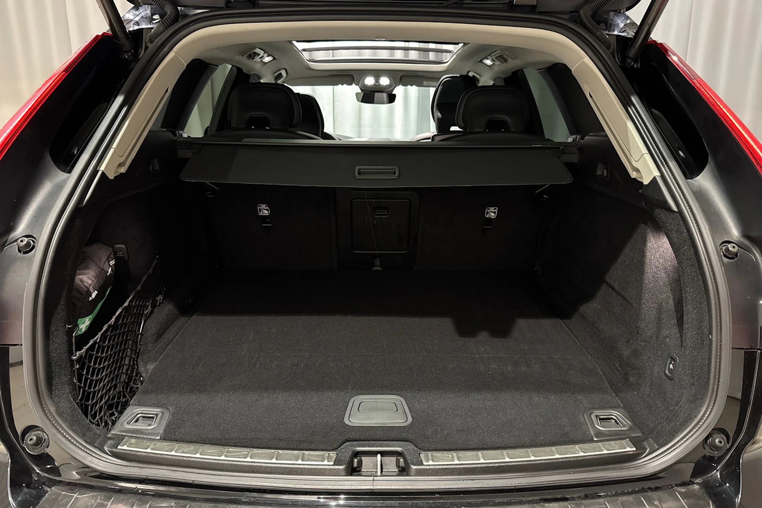 musta Volvo XC60 2023 kuva 12.
