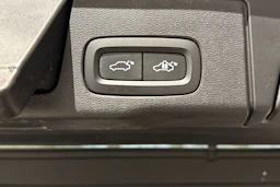 musta Volvo XC60 2023 kuva 13.