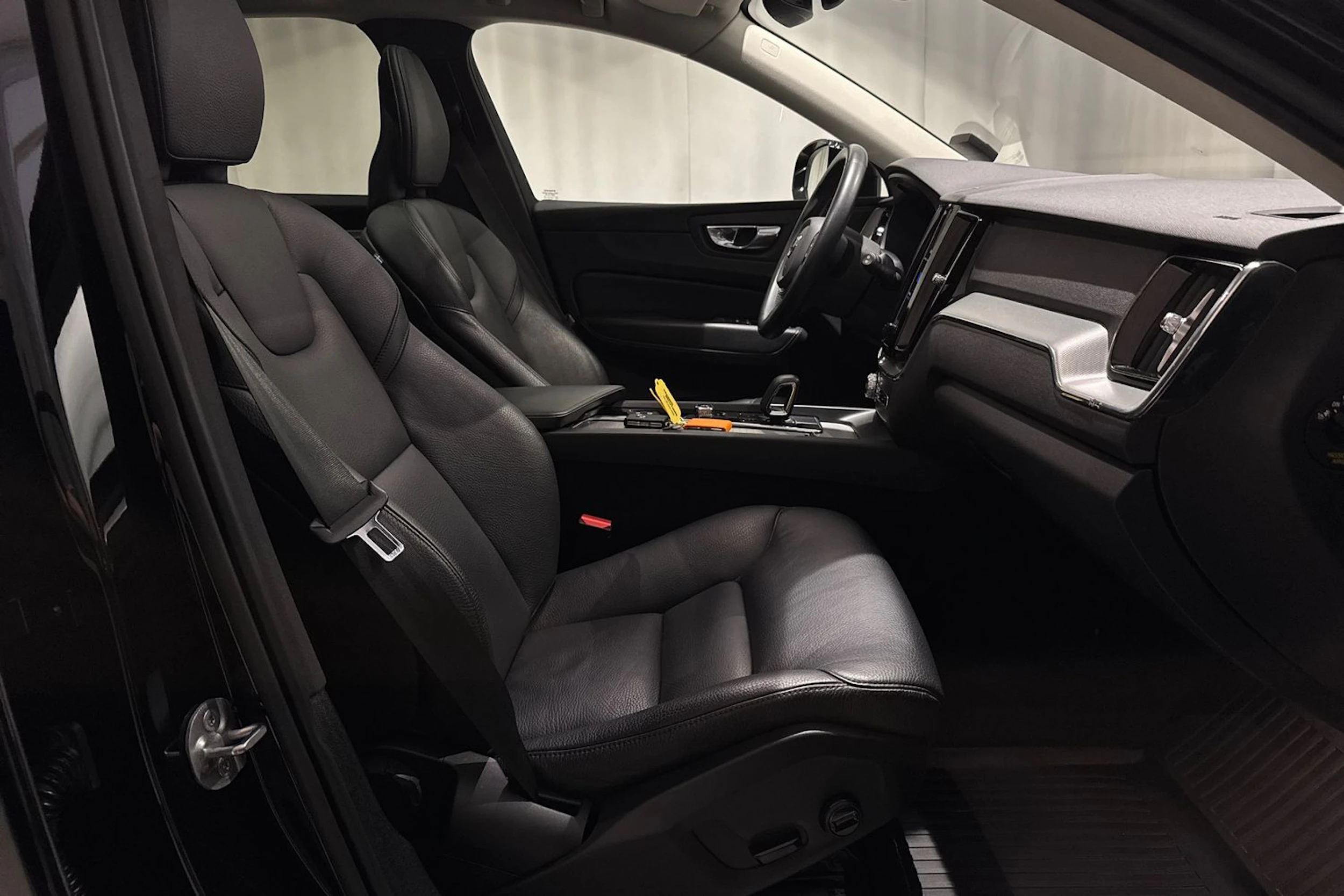 musta Volvo XC60 2023 kuva 14.