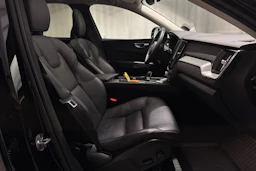 musta Volvo XC60 2023 kuva 14.