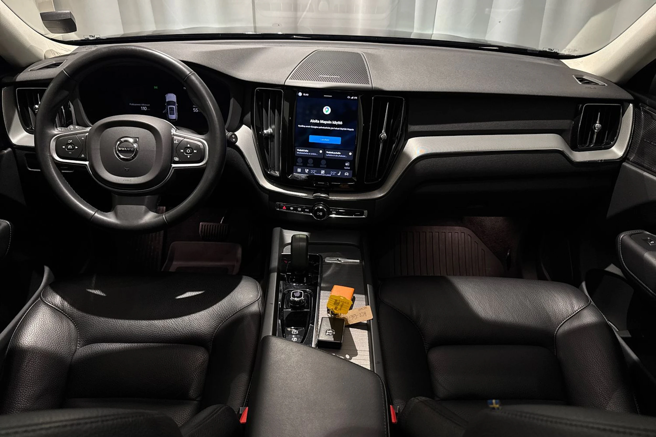 musta Volvo XC60 2023 kuva 16.