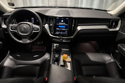 musta Volvo XC60 2023 kuva 16.