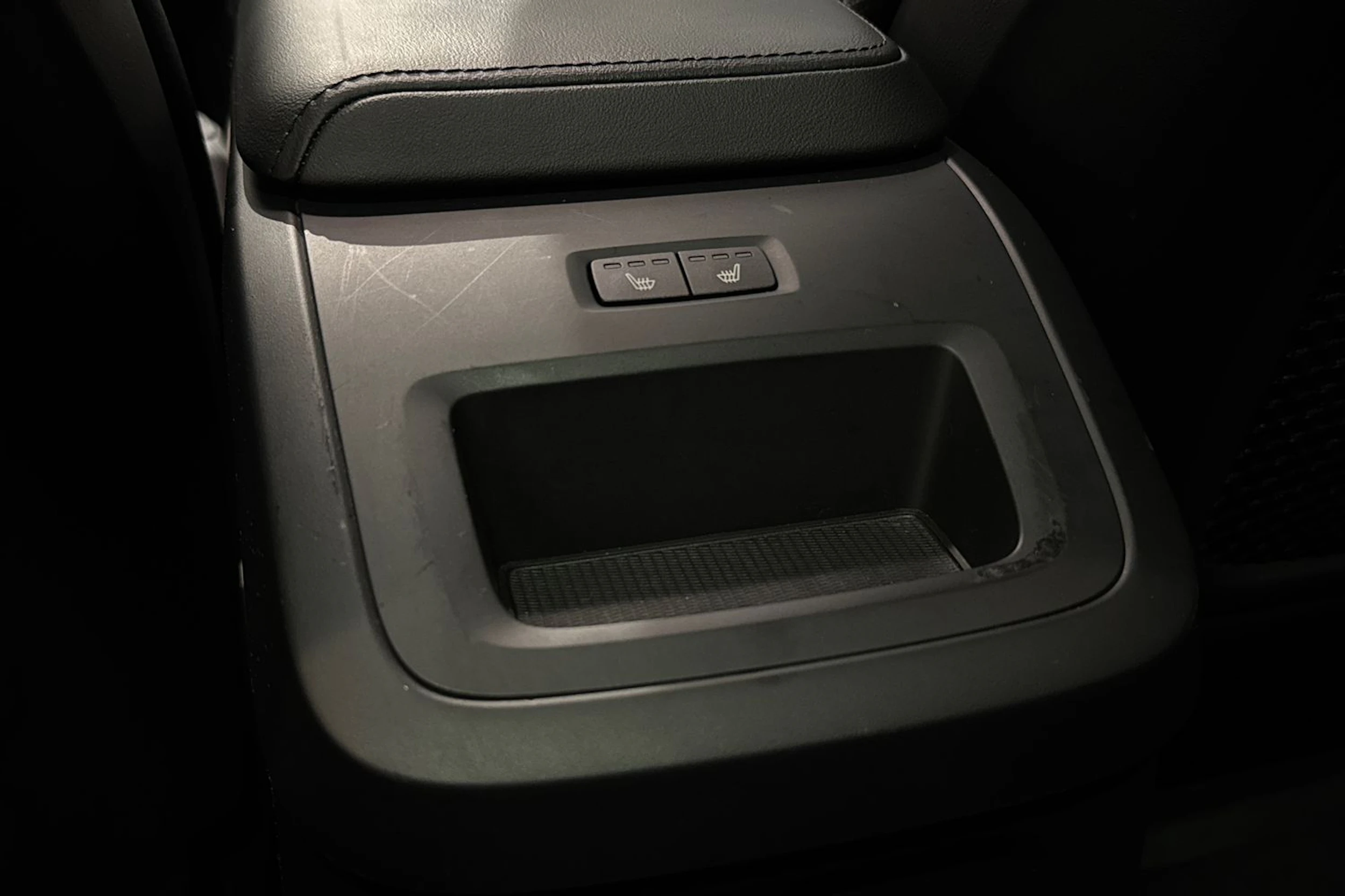 musta Volvo XC60 2023 kuva 17.