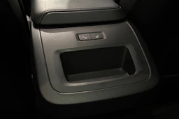 musta Volvo XC60 2023 kuva 17.