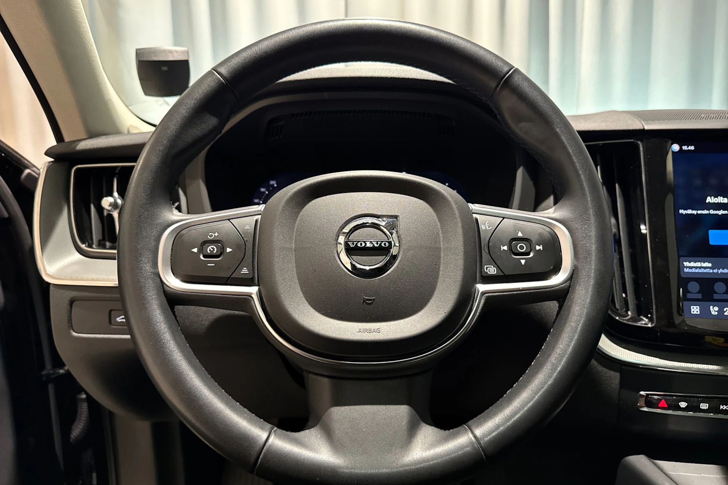 musta Volvo XC60 2023 kuva 18.