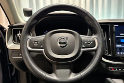 musta Volvo XC60 2023 kuva 18.