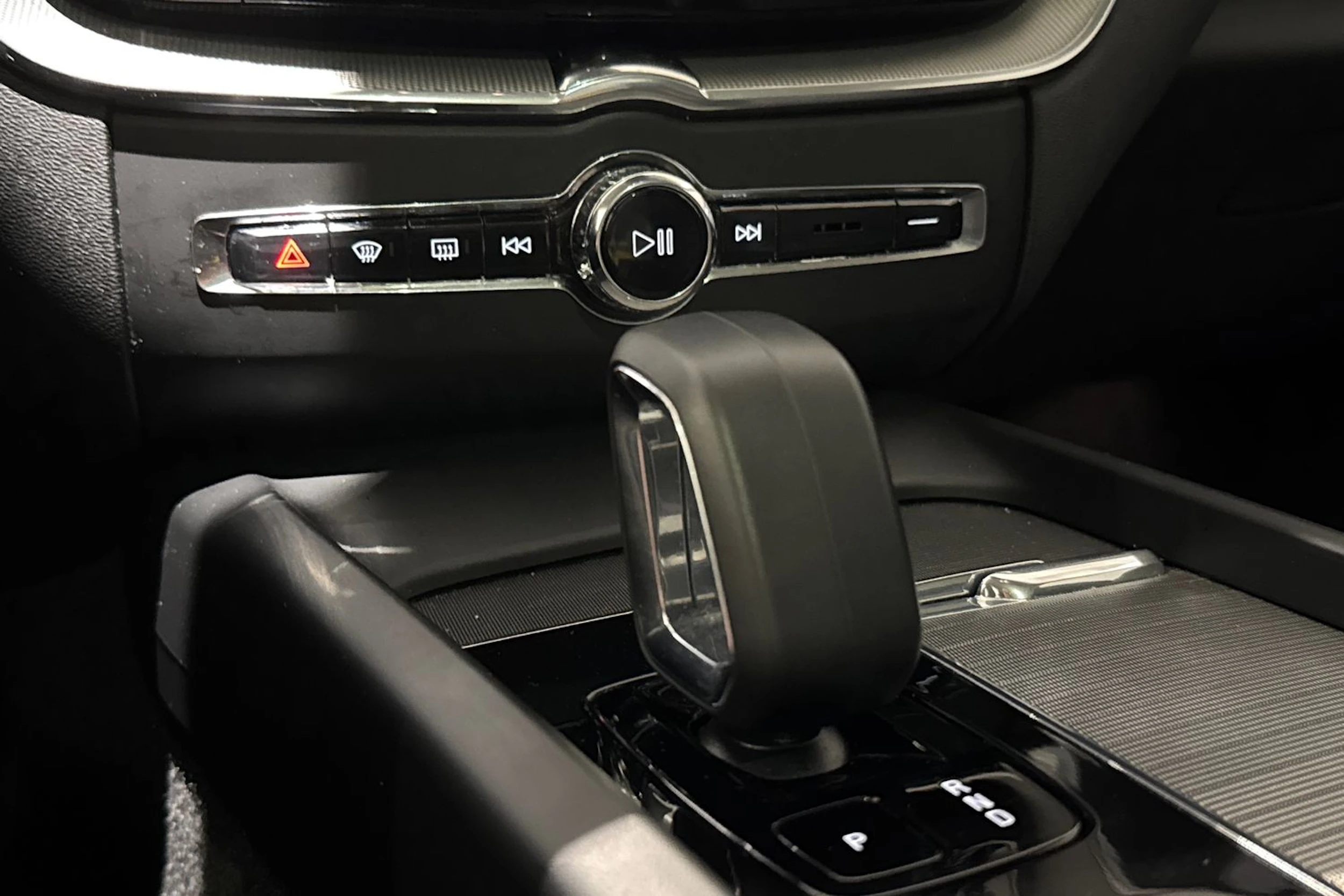musta Volvo XC60 2023 kuva 26.
