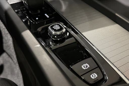 musta Volvo XC60 2023 kuva 27.