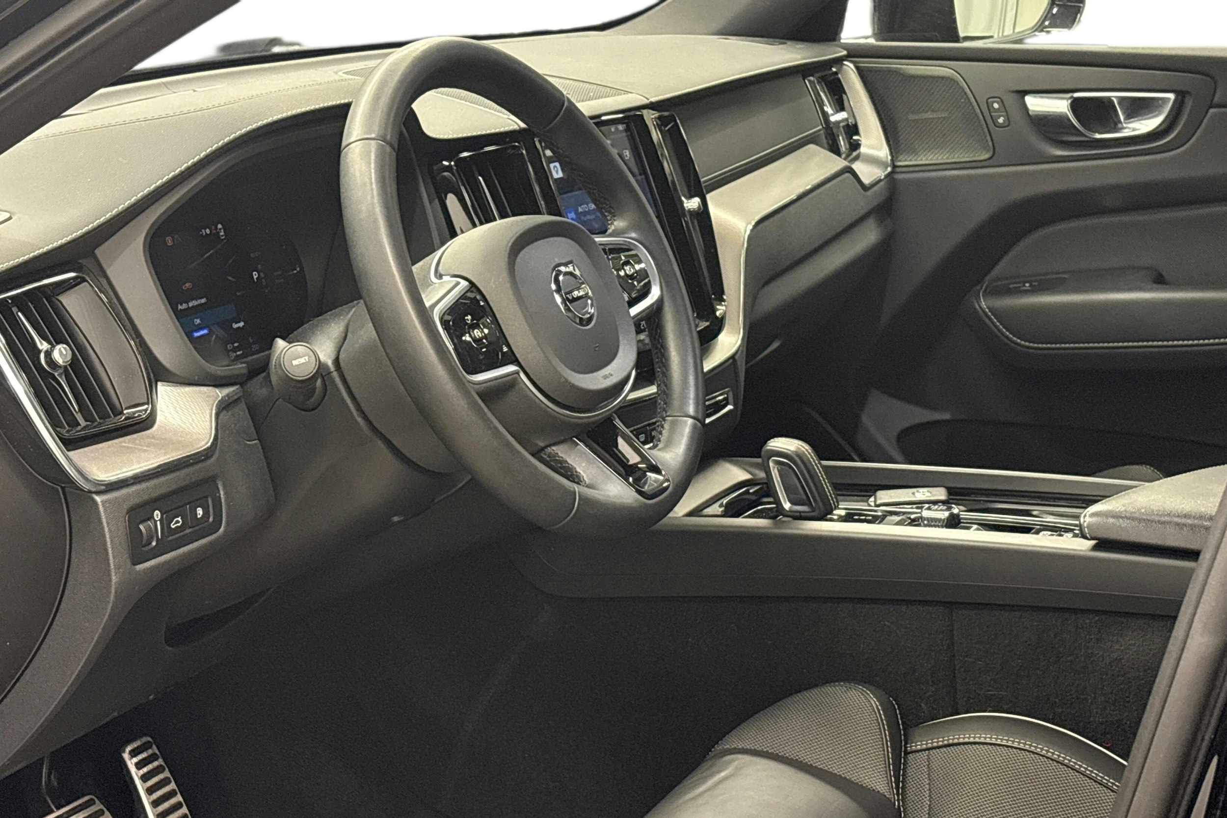 musta Volvo XC60 2022 kuva 3.