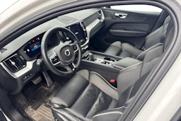 met. valkoinen Volvo XC60 2022 kuva 3.