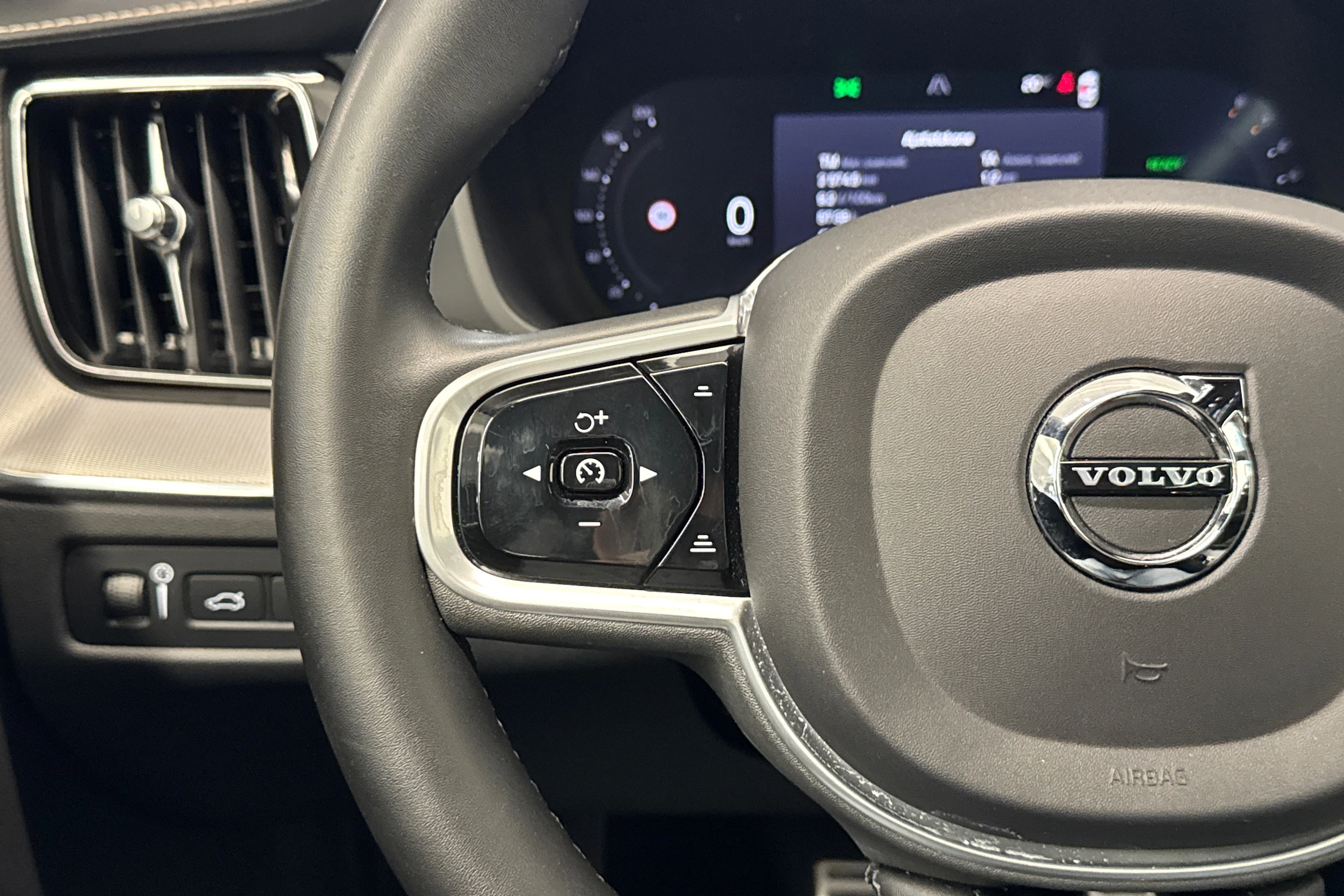 met. valkoinen Volvo XC60 2022 kuva 13.