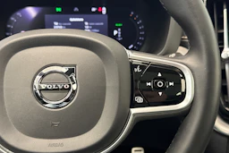 met. valkoinen Volvo XC60 2022 kuva 14.