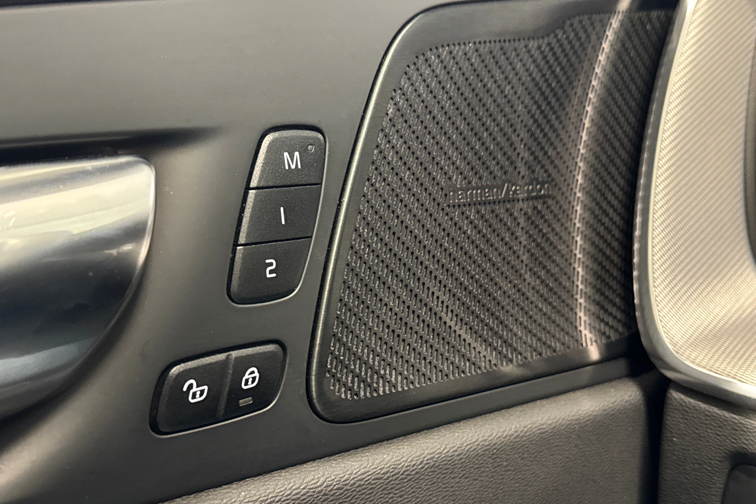 met. valkoinen Volvo XC60 2022 kuva 16.