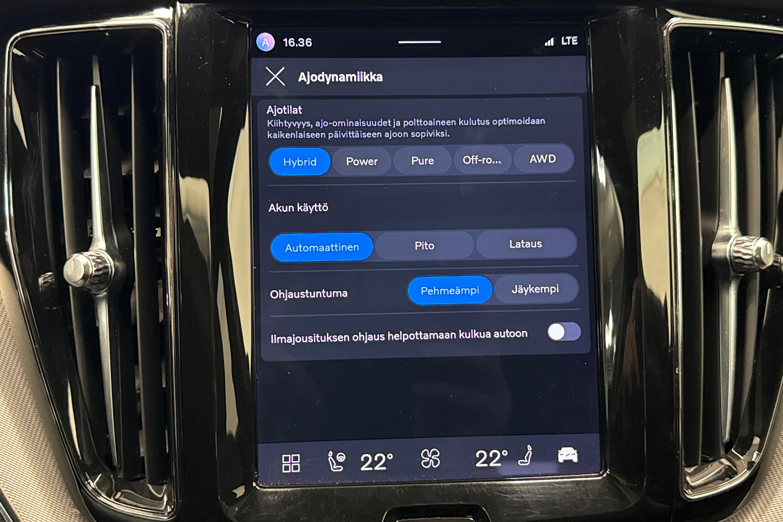 met. valkoinen Volvo XC60 2022 kuva 21.