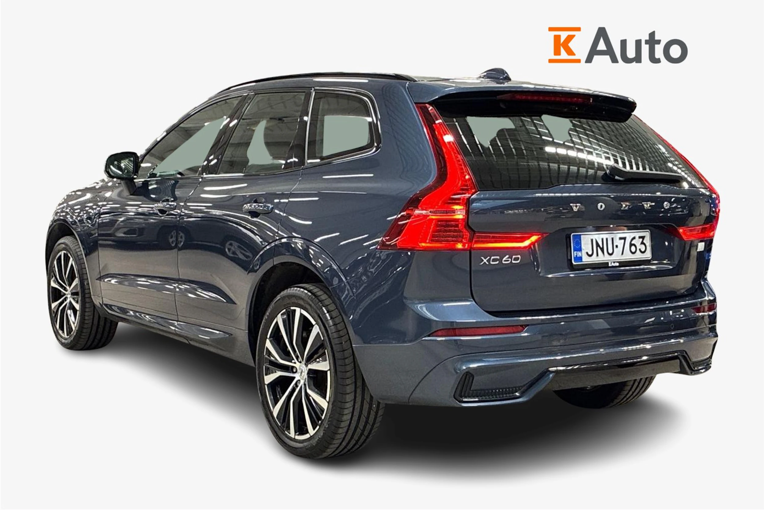 sininen Volvo XC60 2023 kuva 2.