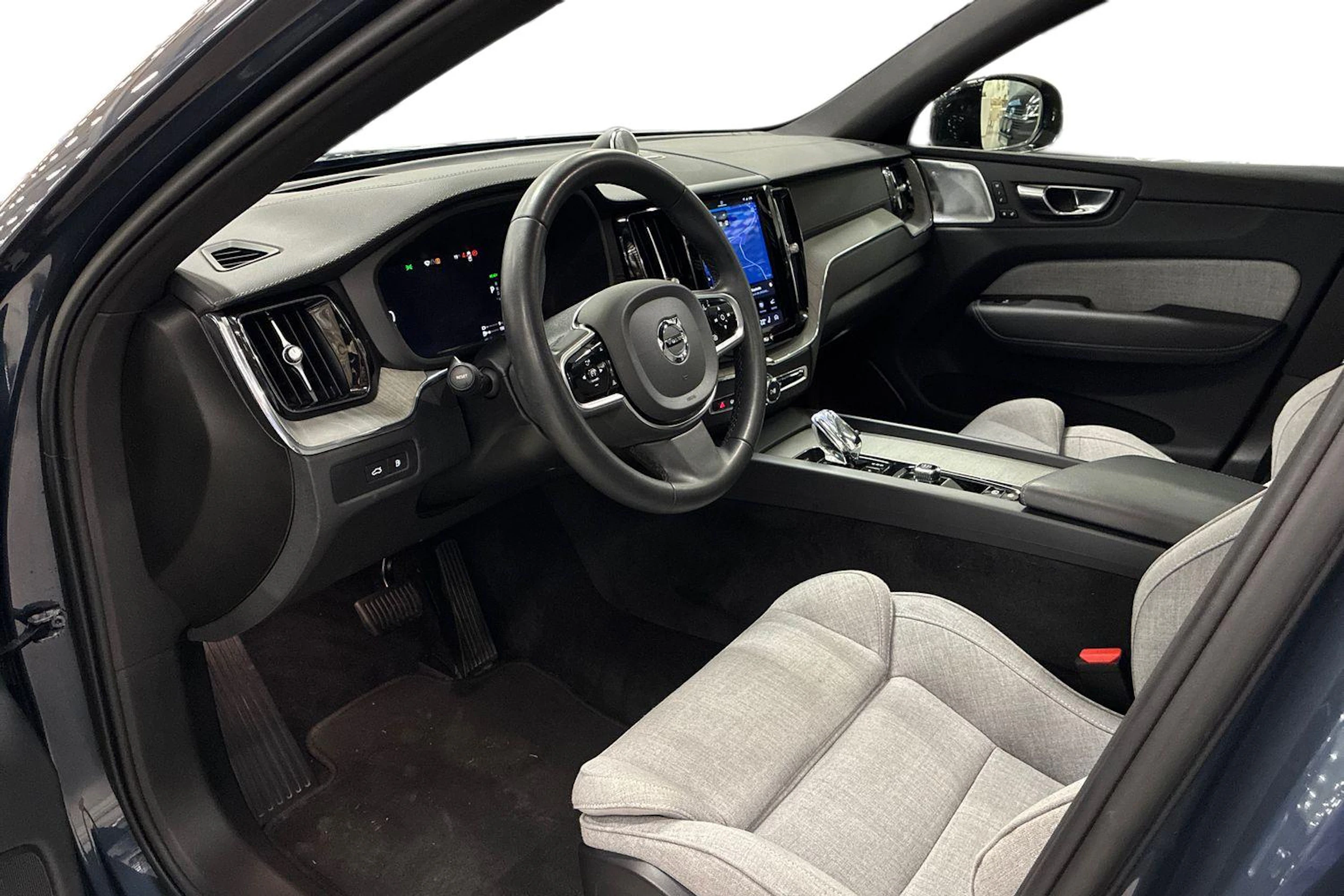 sininen Volvo XC60 2023 kuva 6.