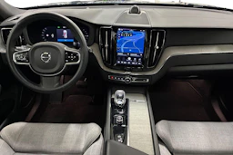 sininen Volvo XC60 2023 kuva 7.