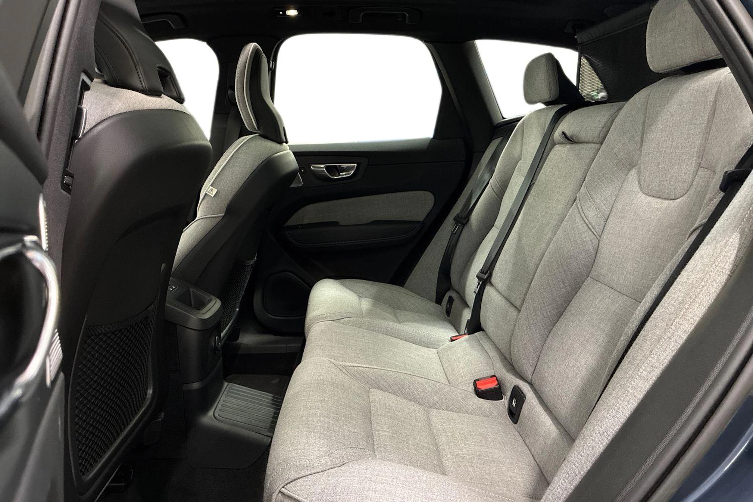 sininen Volvo XC60 2023 kuva 8.