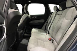 sininen Volvo XC60 2023 kuva 8.