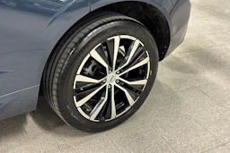 sininen Volvo XC60 2023 kuva 10.