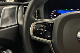 sininen Volvo XC60 2023 kuva 13.