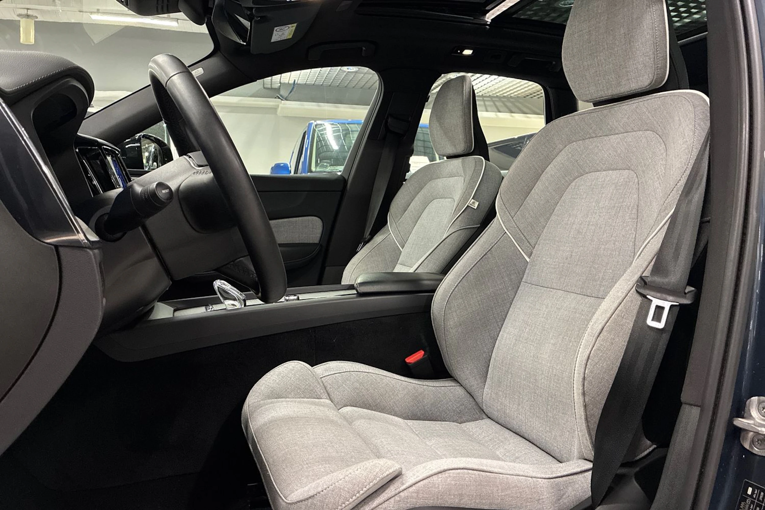 sininen Volvo XC60 2023 kuva 29.