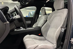 sininen Volvo XC60 2023 kuva 29.
