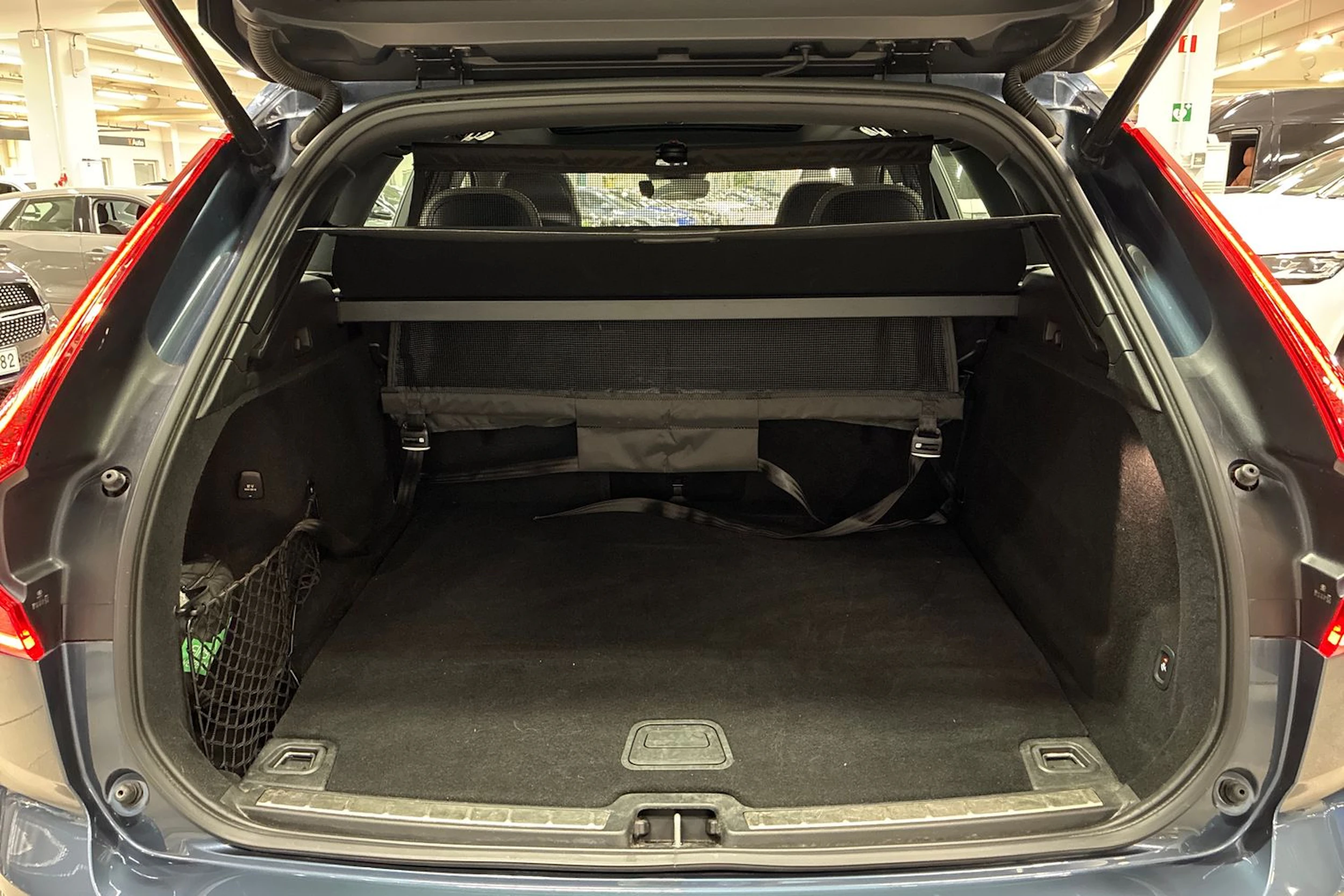 sininen Volvo XC60 2023 kuva 32.