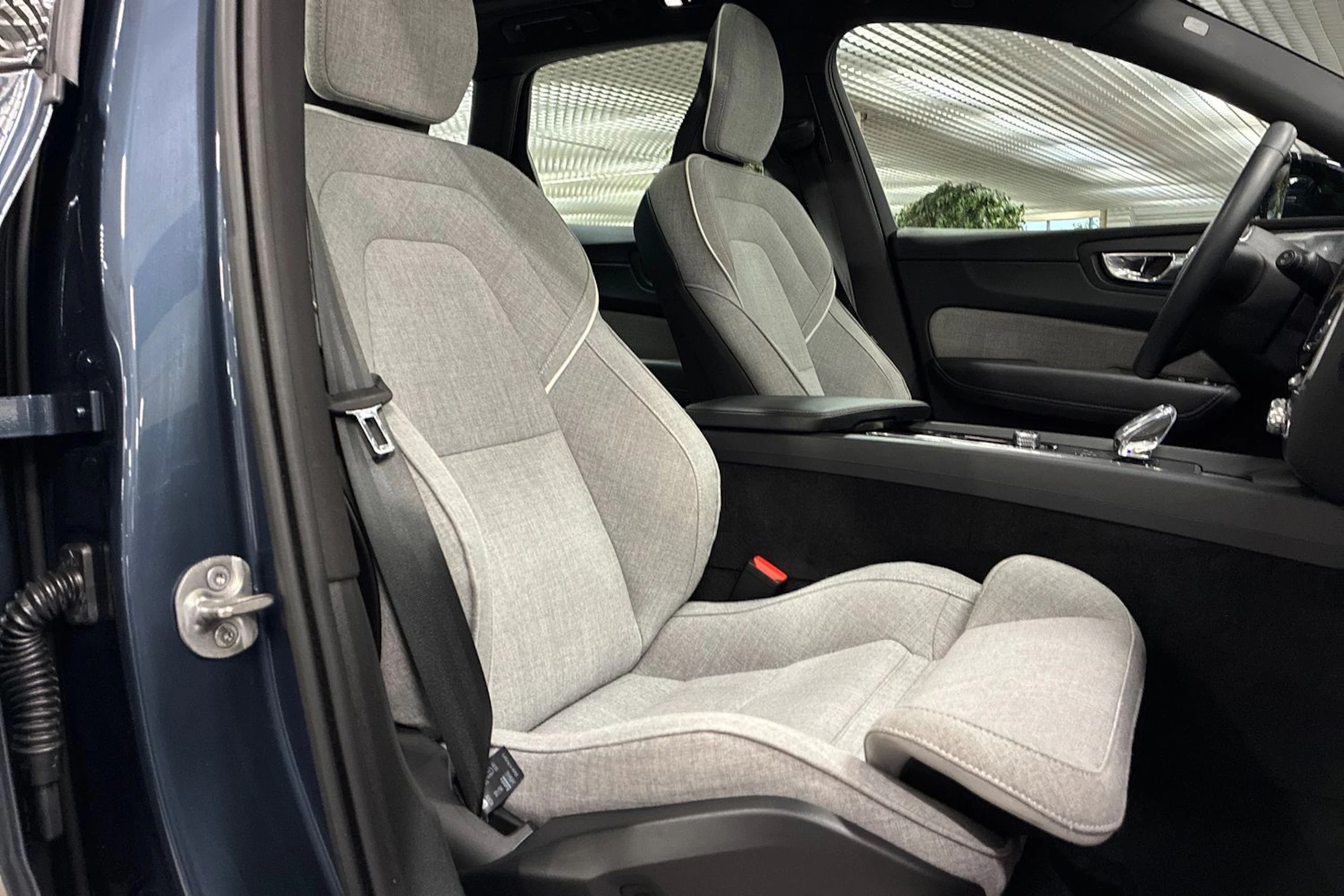 sininen Volvo XC60 2023 kuva 36.