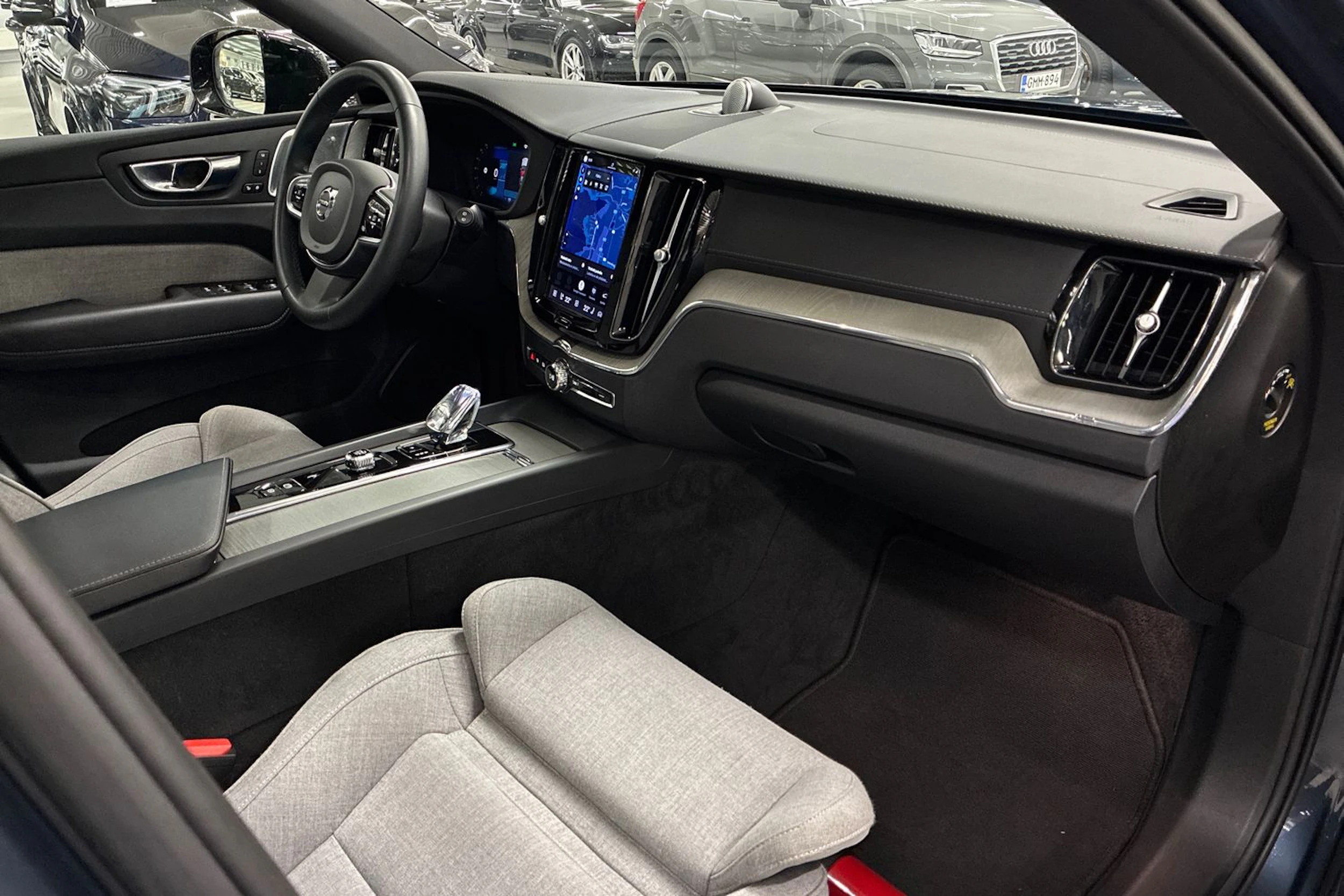 sininen Volvo XC60 2023 kuva 37.