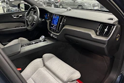 sininen Volvo XC60 2023 kuva 37.