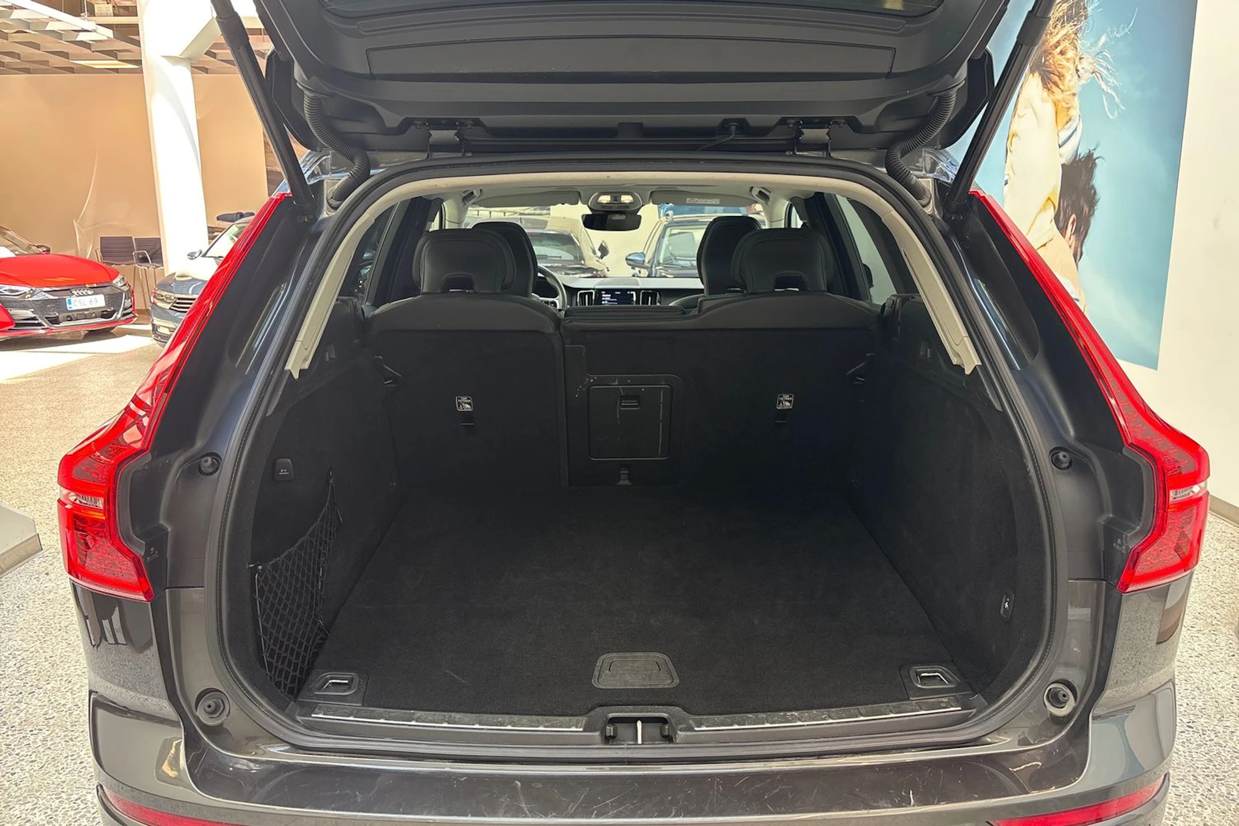 harmaa Volvo XC60 2022 kuva 16.