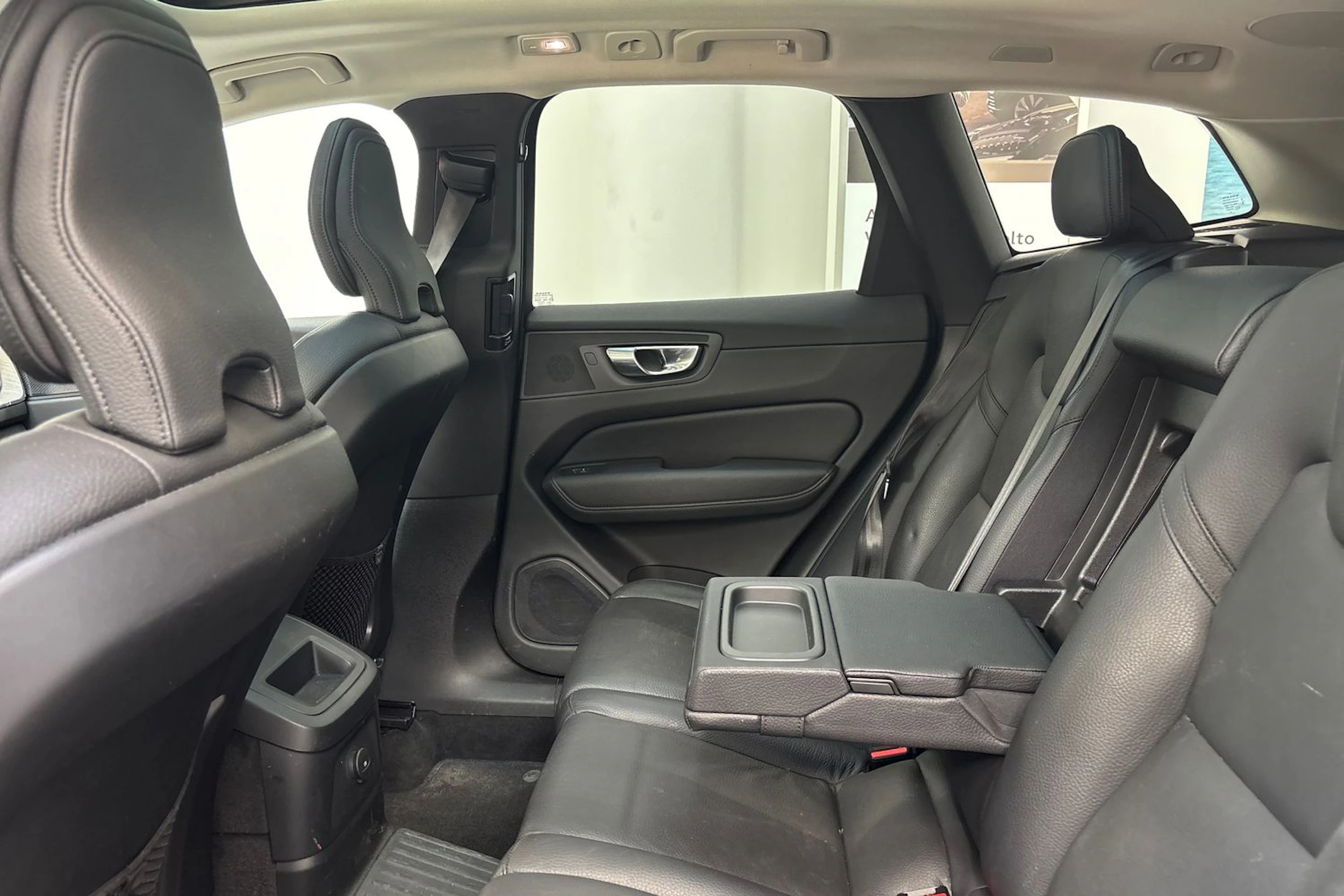harmaa Volvo XC60 2022 kuva 19.