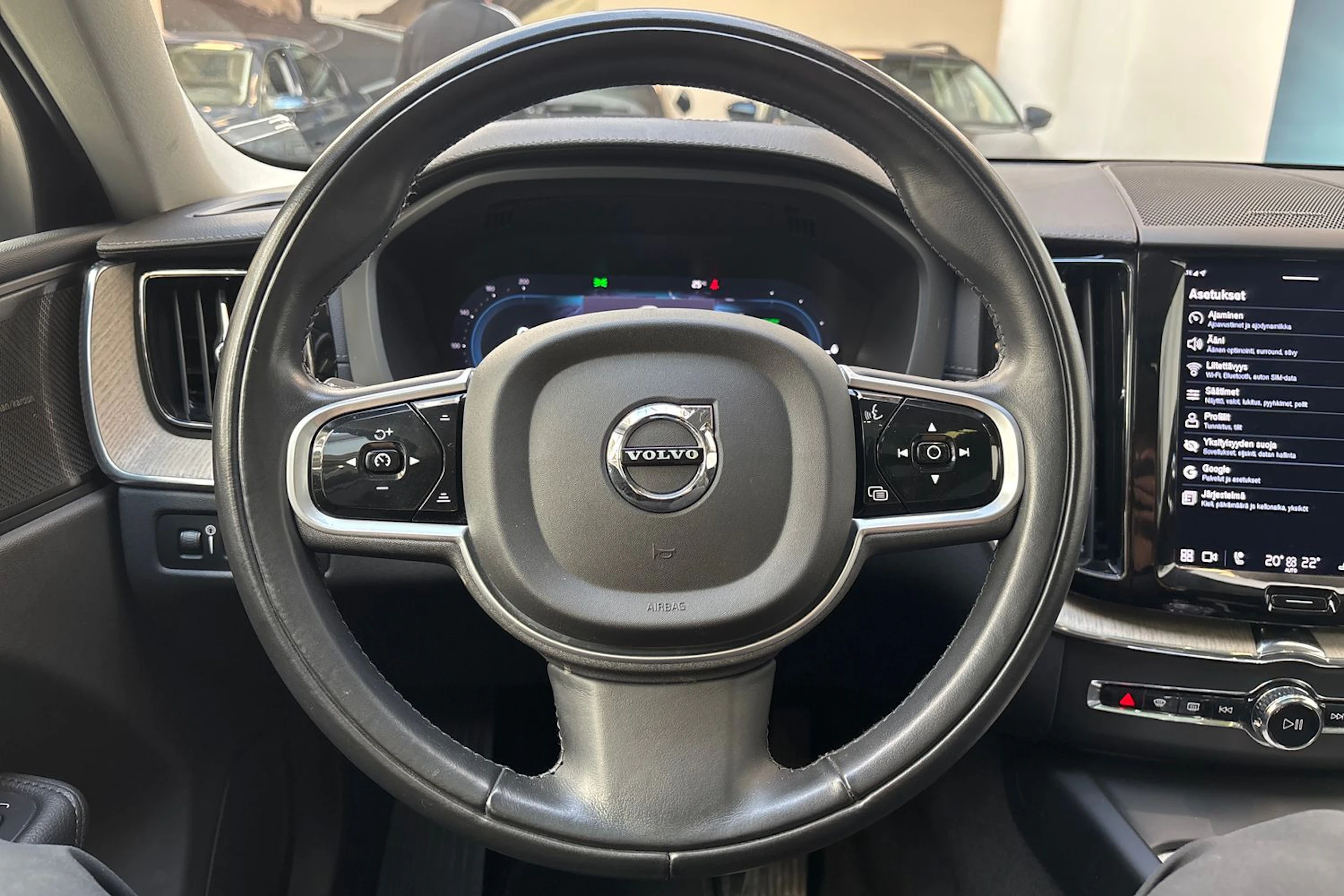 harmaa Volvo XC60 2022 kuva 24.