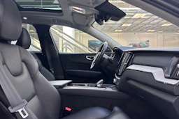 harmaa Volvo XC60 2022 kuva 30.